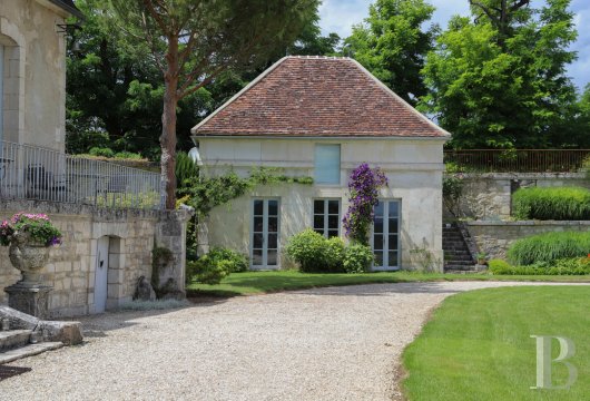 En Bourgogne, non loin de Vézelay, un château en bord de falaise surplombant l’Yonne - photo  n°8